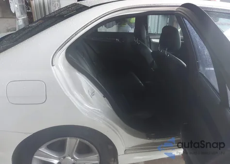 2010 Mercedes-Benz C 300 Luxury/Sport z USA, uszkodzony, nr VIN WDDGF5EB3AR088873